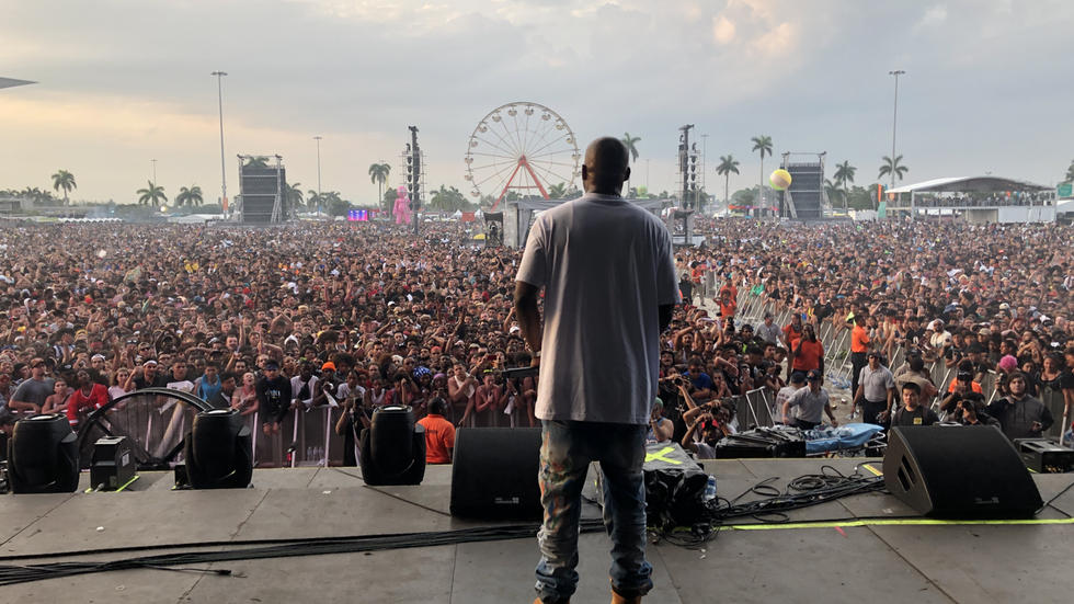 DON'T TRY TO UNDERSTAND : A Year in the Life of Earl "DMX" Simmons